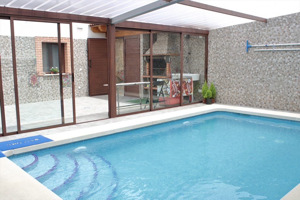 Piscina cubierta y zona de barbacoa de Casa Rural Abuela Consuelo, ideales para disfrutar de una escapada en grupo con familia o amigos.