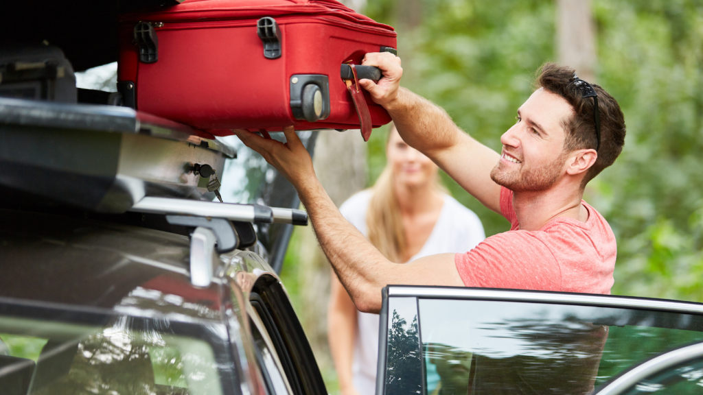 Llegada de una familia a una casa rural para disfrutar de unos días de vacaciones en grupo.